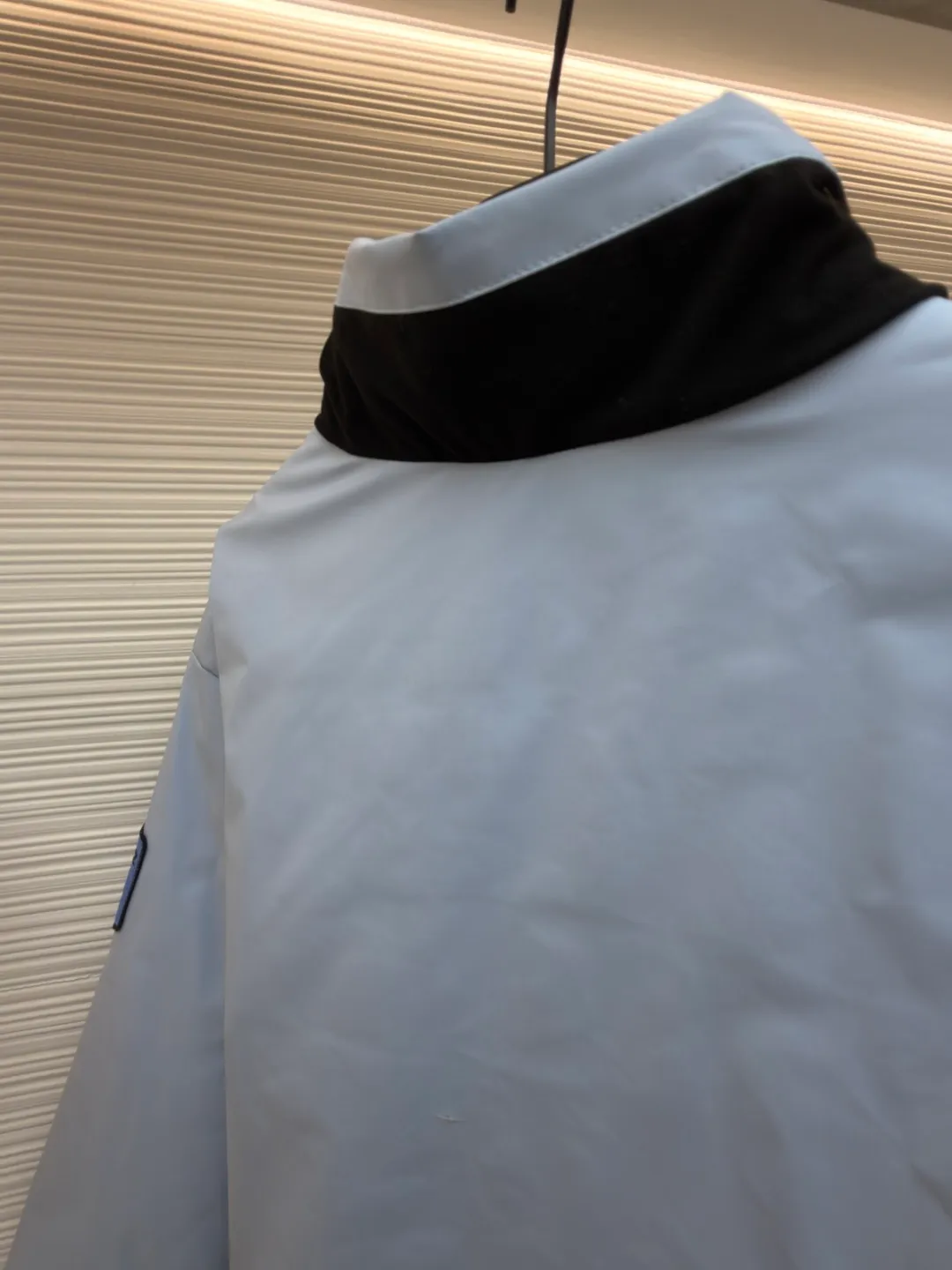 LOUIS VUITTON double-sided turtleneck jacket with badge logo ●Original version: Purchased and developed by 24038 ●Item number: 1682249-C30 ●Fabric: cotton fabric ●Technology: made on positioning cutting machine ●Color: blue/black ●Version: fitted version ●Weight: about 920 grams ●Size: 46-48-50-52 ●Description: This color-blocked outdoor jacket is made of professional outdoor functional fabrics. The main body is made of high-density nylon windproof fabric. It has been treated with three-proof technology and has waterproof, oil-proof, and anti-static properties. The fabric has strong dimensional stability and is not easy to deform after being pre-shrunk. The body is spliced ​​with black breathable mesh fabric. The mesh is woven with warp knitting technology. It has uniform pore size and excellent toughness, which not only enhances the visual layering but also improves the breathability of the wearer. The black splicing parts of the collar and cuffs are made of elastic rib fabric. After shaping treatment, it has good elasticity and fits the body shape without being tight. The badge logo is made using a composite process of heat transfer and embroidery. The color of the pattern is firm and the embroidery stitches are dense. The hardware accessories are all made of custom-made alloy and have been sandblasted and matte. The zippers are hidden in design, combined with three-dimensional tailoring and seamless gluing technology to make the overall shape crisp. The details take into account both functionality and design beauty, showing the quality of precision workmanship. The overall wiring is straight and delicate, the fabric is comfortable and soft, and the color is consistent without color difference. It can be matched with the same style to create a fashionable look and control various occasions. Customized accessories, complete with three standards, same style for men and women!